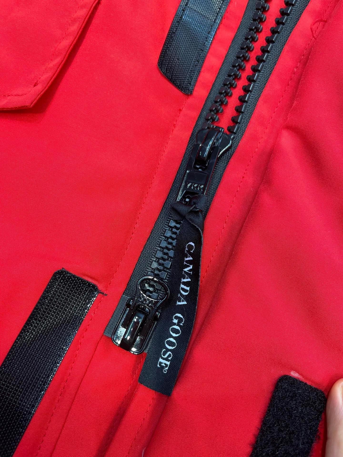 P840 𝘾𝘼𝙉𝘼𝘿𝘼 𝙂𝙊𝙊𝙎𝙀Big Goose 13# The design of Big Goose 13 is simple and elegant, a little longer than the 08 model, more suitable for men and suitable for business people. This down jacket is popular for its simple design, which is not only practical but also has a certain sense of fashion. In terms of applicability, the Daye 13 model provides good thermal insulation performance. Its thermal insulation coefficient is level 5, which can provide enough warmth and is suitable for wearing in cold environments. In addition, the Daye 13 model also has a high cost performance. Compared with other models, it provides a better balance between price and performance, making it more competitive in the market.  size：xs-xxl